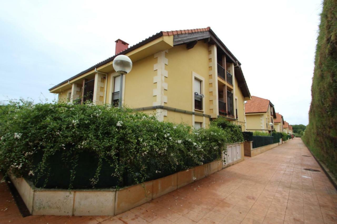 Urbanizacion Lagos Azules Apartamento Комилас Екстериор снимка